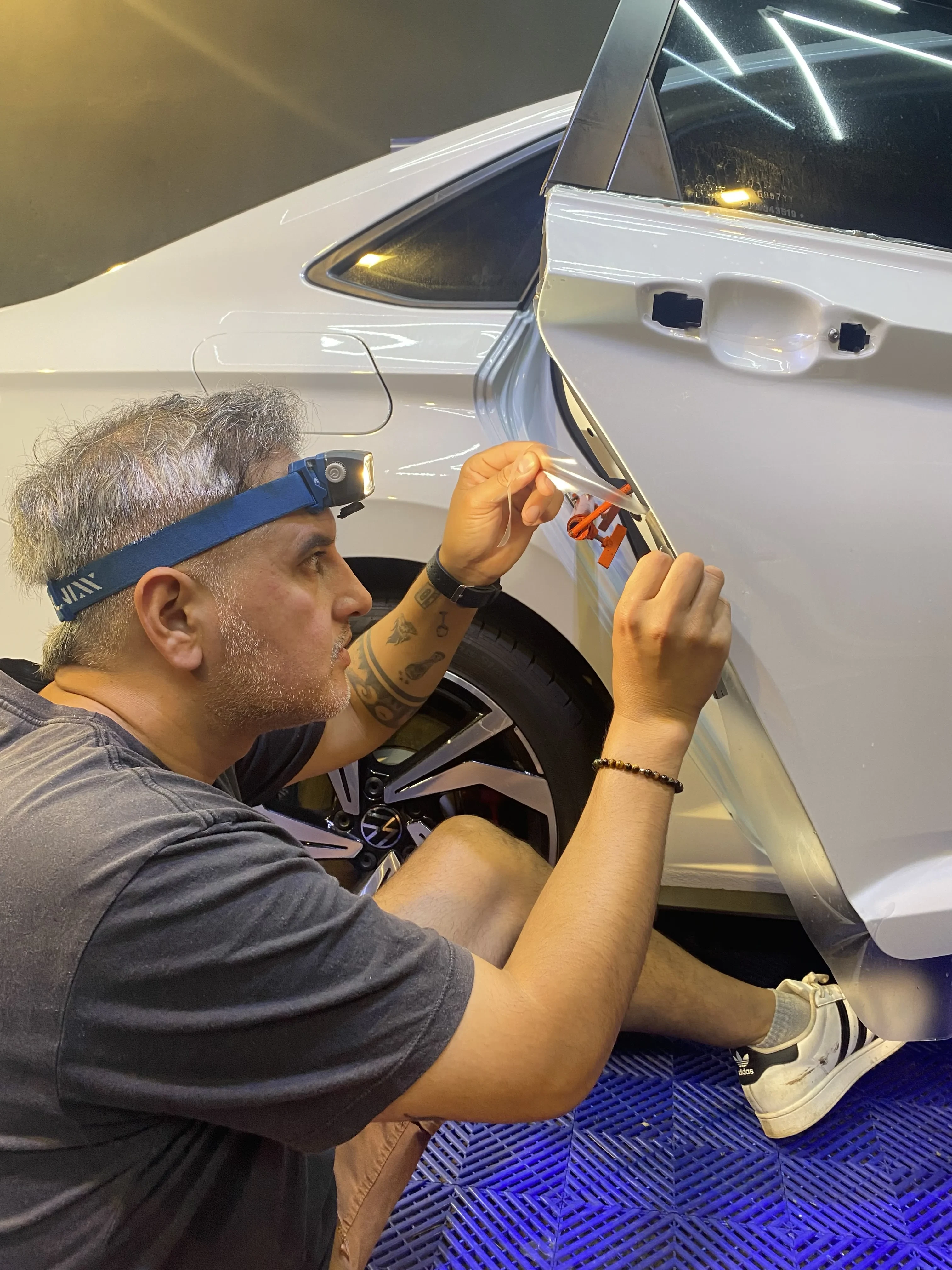 Leandro Ruiz instalando film PPF en un vehículo